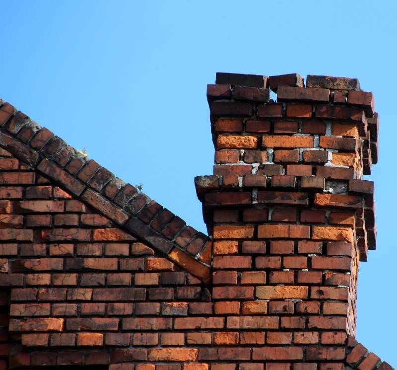 Signs Your Posen Home Needs a Chimney Inspection Damaged chimney on an Posen home showing cracks and missing mortar